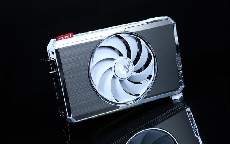 电脑硬件内部视图，展示显卡安装