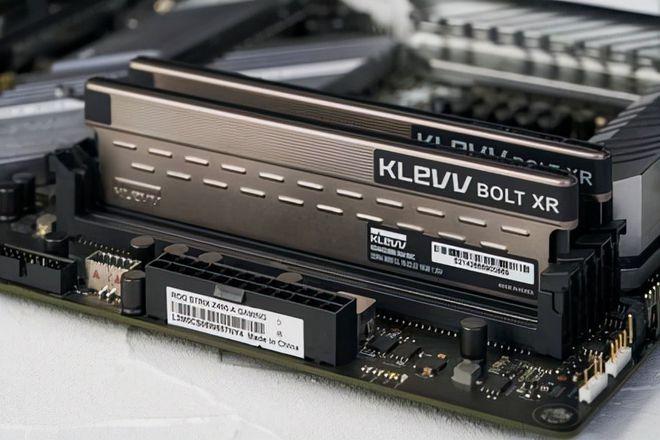 内存条安装在主板DIMM插槽上的整体视图