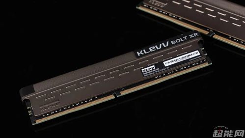 超频软件界面显示内存频率和时序调整