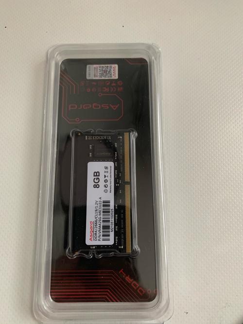 内存条规格标签特写，显示容量和频率