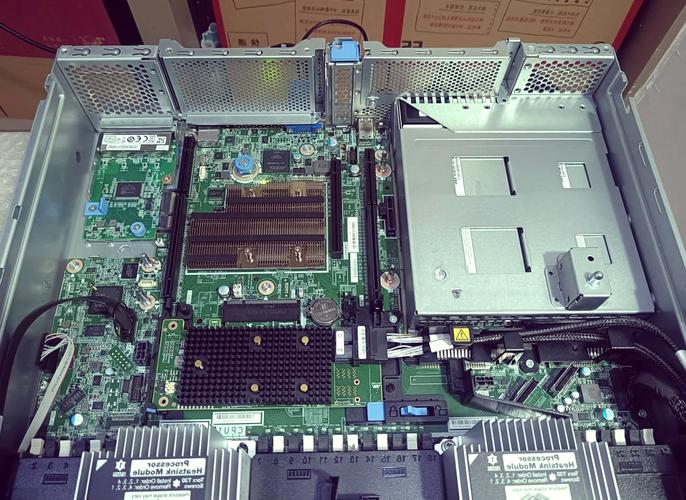 电脑运行游戏或渲染软件，展示内存使用情况