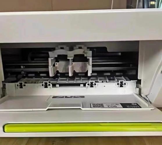 显示器屏幕显示全高清内容，展示 IPS 面板效果