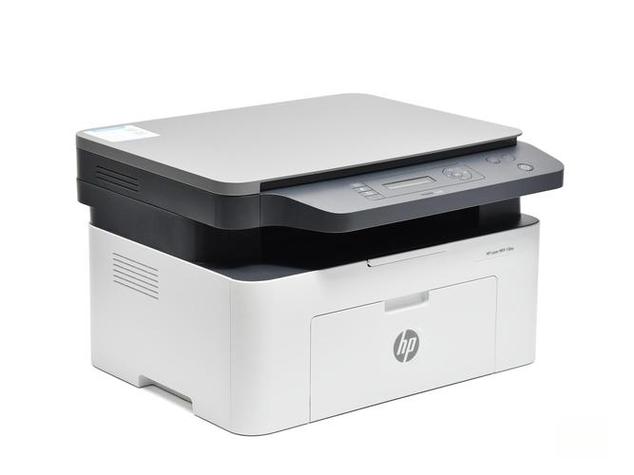 硬件规格图表，对比分辨率、亮度和对比度数据