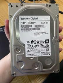 数据中心服务器机架，象征企业级稳定运行