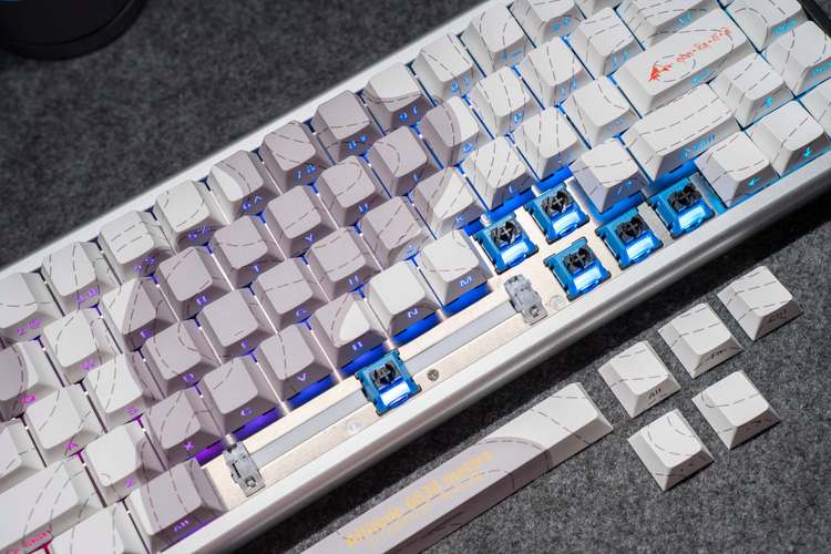 黑爵ALUX68 vs 黑吉蛇H98 深度对比:全铝HIFI轴与三模客制化键盘谁更胜一筹?