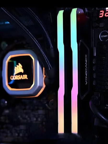 内存散热片特写，展示铝制材质和散热结构