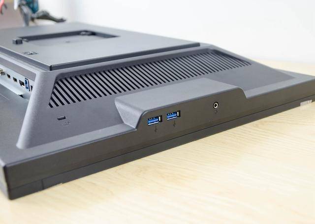 设计师在显示器前工作