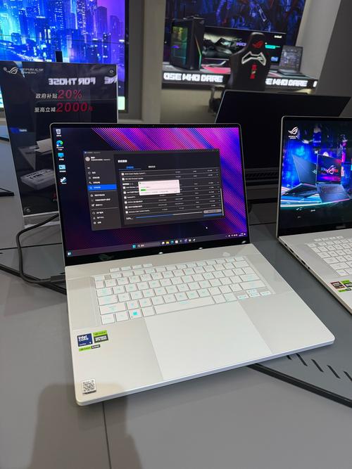 消费者在电脑商店选择硬件