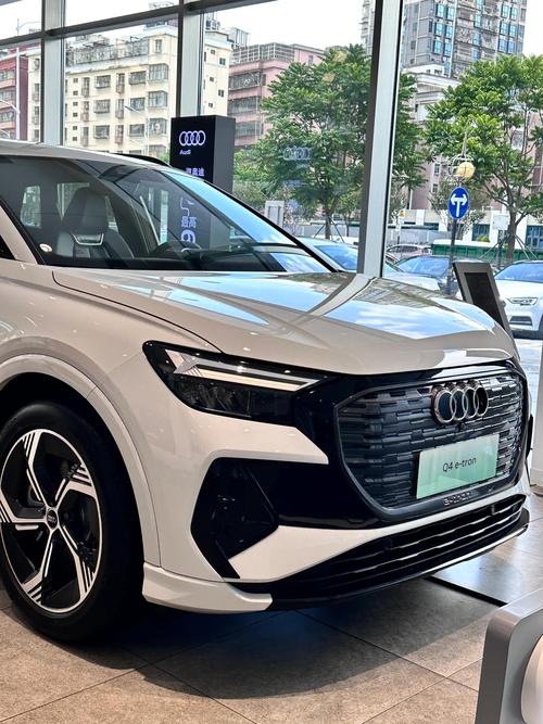 鼠标侧视图展示线材和按键