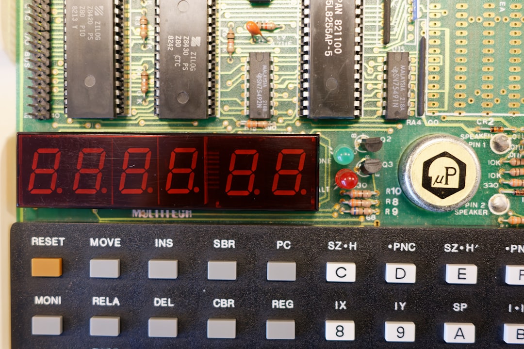 电脑硬件测试场景,展示性能图表