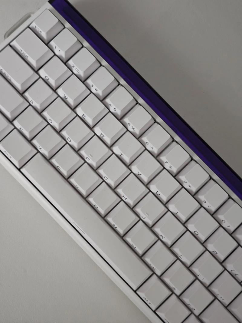 狼蛛HERO 68 HE侧刻磁轴评测：紧凑客制化键盘的精准与RGB美学