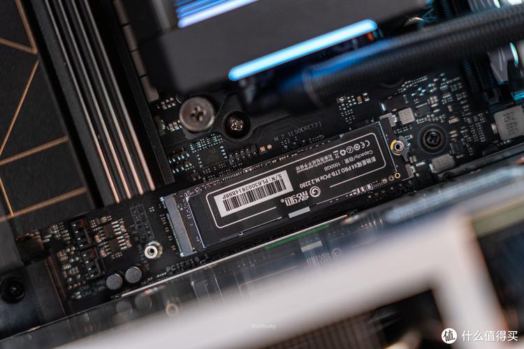 创意工作者使用多显示器进行视频编辑，象征专业应用