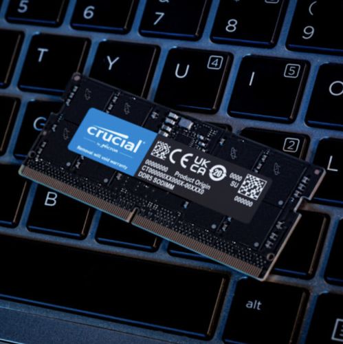 内存条特写，突出电路板和芯片