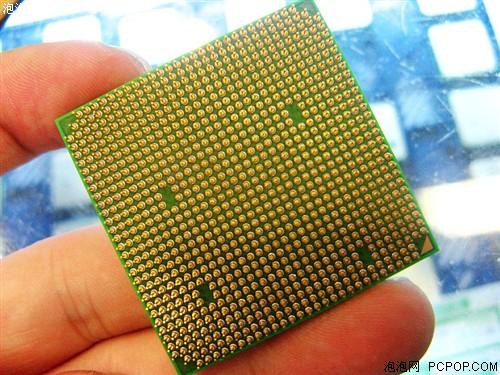 用户选择电脑硬件，象征选购决策