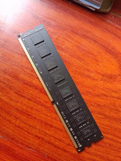 台式机内部，多根内存插在主板上的场景