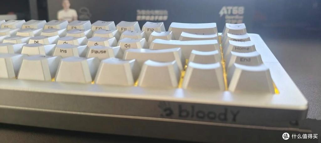 价格标签与键盘放在一起