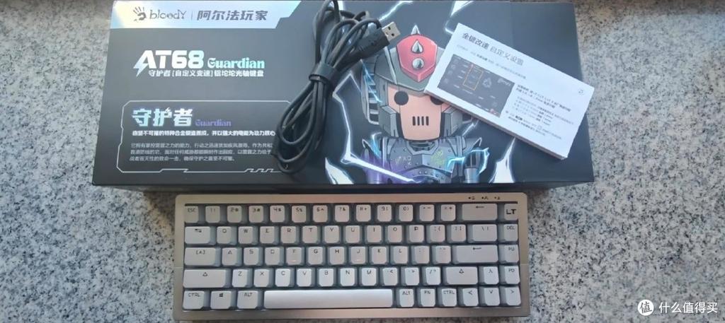 测试人员正在敲击机械键盘