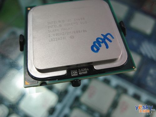 主板上的内存插槽和 CPU 区域