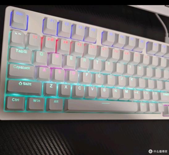 键盘侧面视角，显示紧凑设计和撑脚