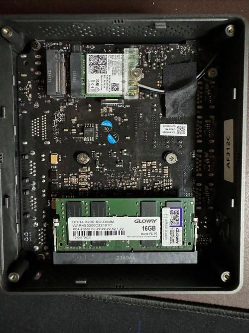 内存条无散热片设计，展示简约结构