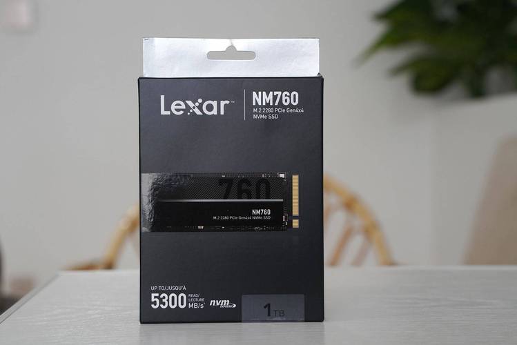 显示价格与性能对比图表的笔记本电脑屏幕