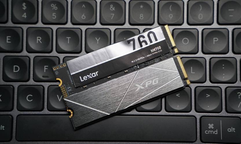 电竞玩家正在使用高性能游戏电脑