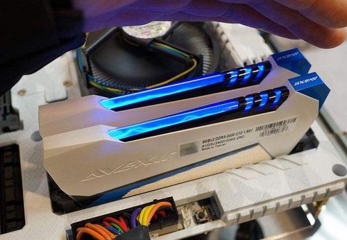 宇帷CORE 8GB DDR3 2400 vs 微绅16GB DDR4 2400 vs Team冥神Dark 16GB DDR3 1600 深度对比