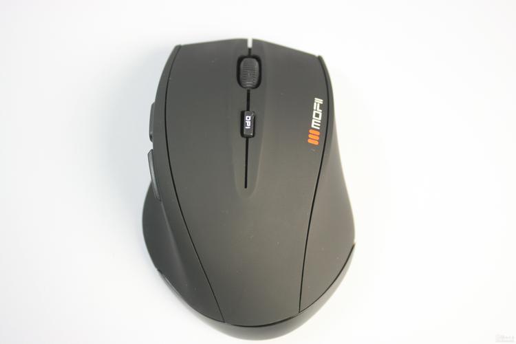 游戏玩家使用高性能鼠标