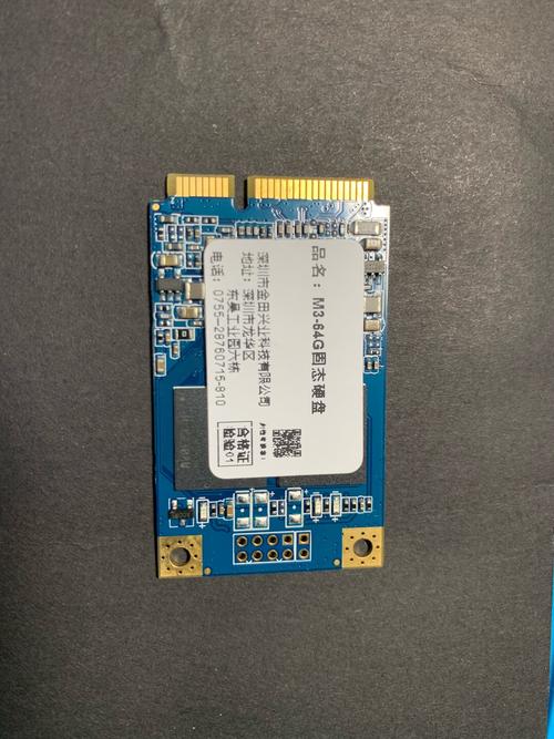 小型硬件组件在主板上的安装示意