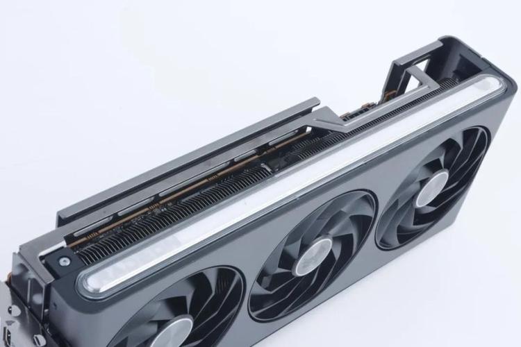 显卡包装盒和配件展示