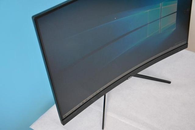 电竞显示器侧面视图