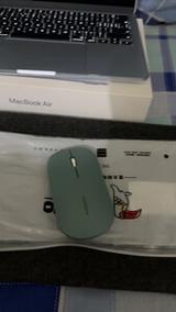 鼠标电池和充电接口展示