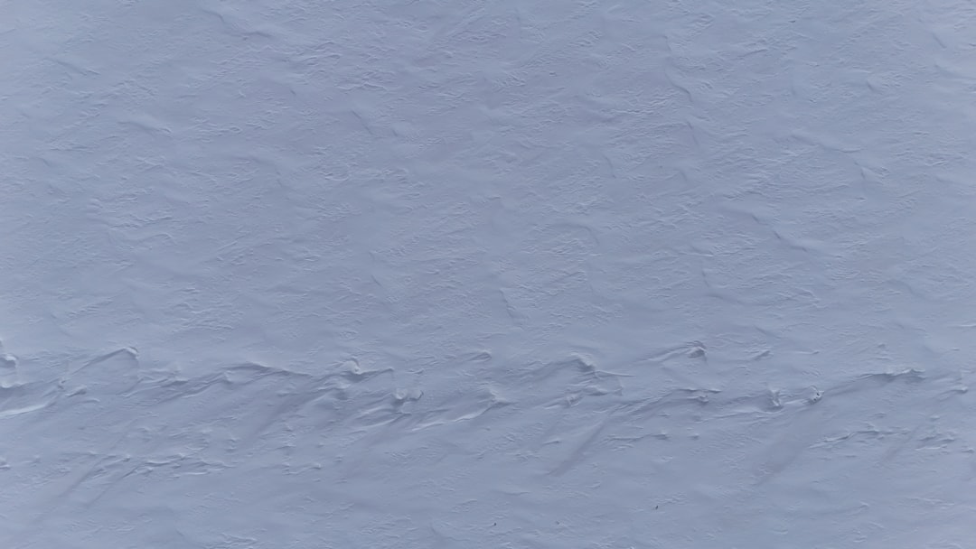 内存散热片特写，展示铝制材质和散热结构