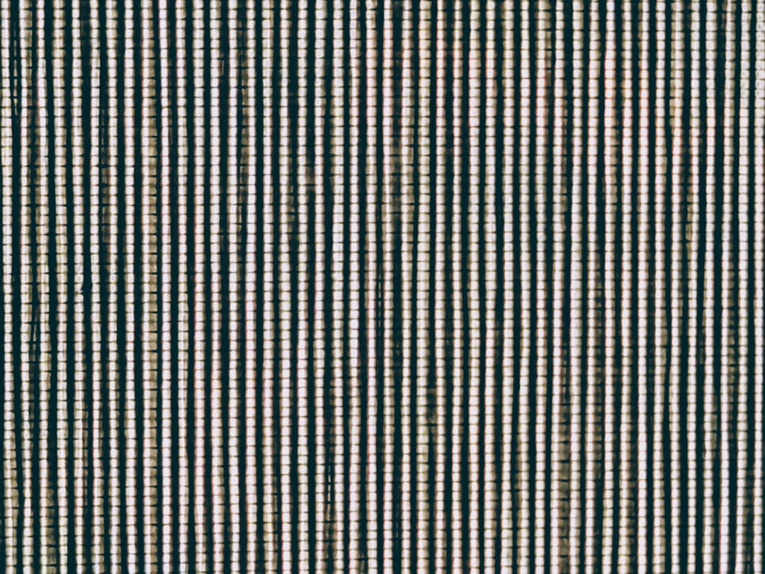 电脑机箱内部风道，展示散热和气流管理