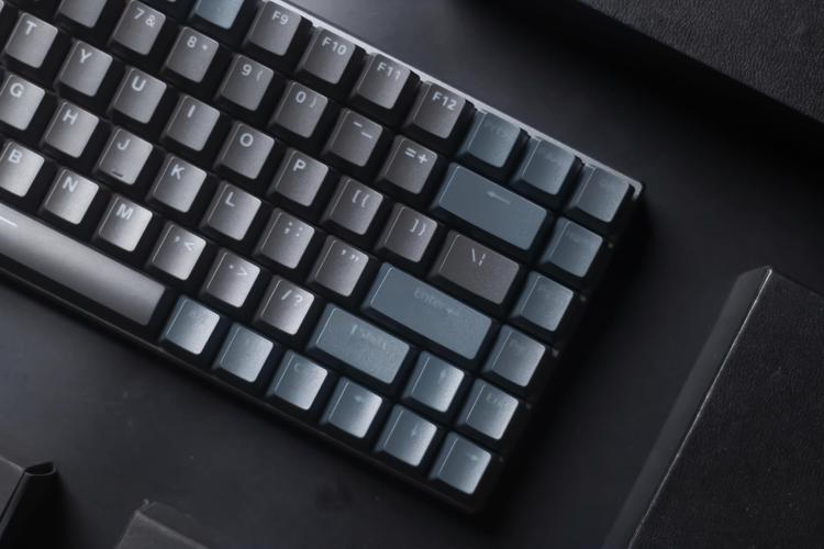 雷柏V700-8A多模无线游戏机械键盘评测：紧凑设计、三模连接与快银轴体验