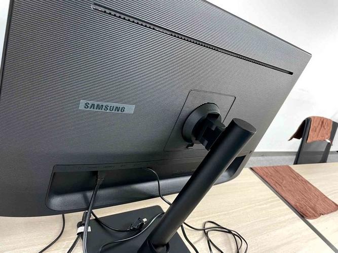 消费者选购电子产品