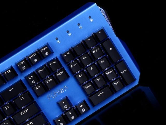 价格标签与键盘对比，展示性价比