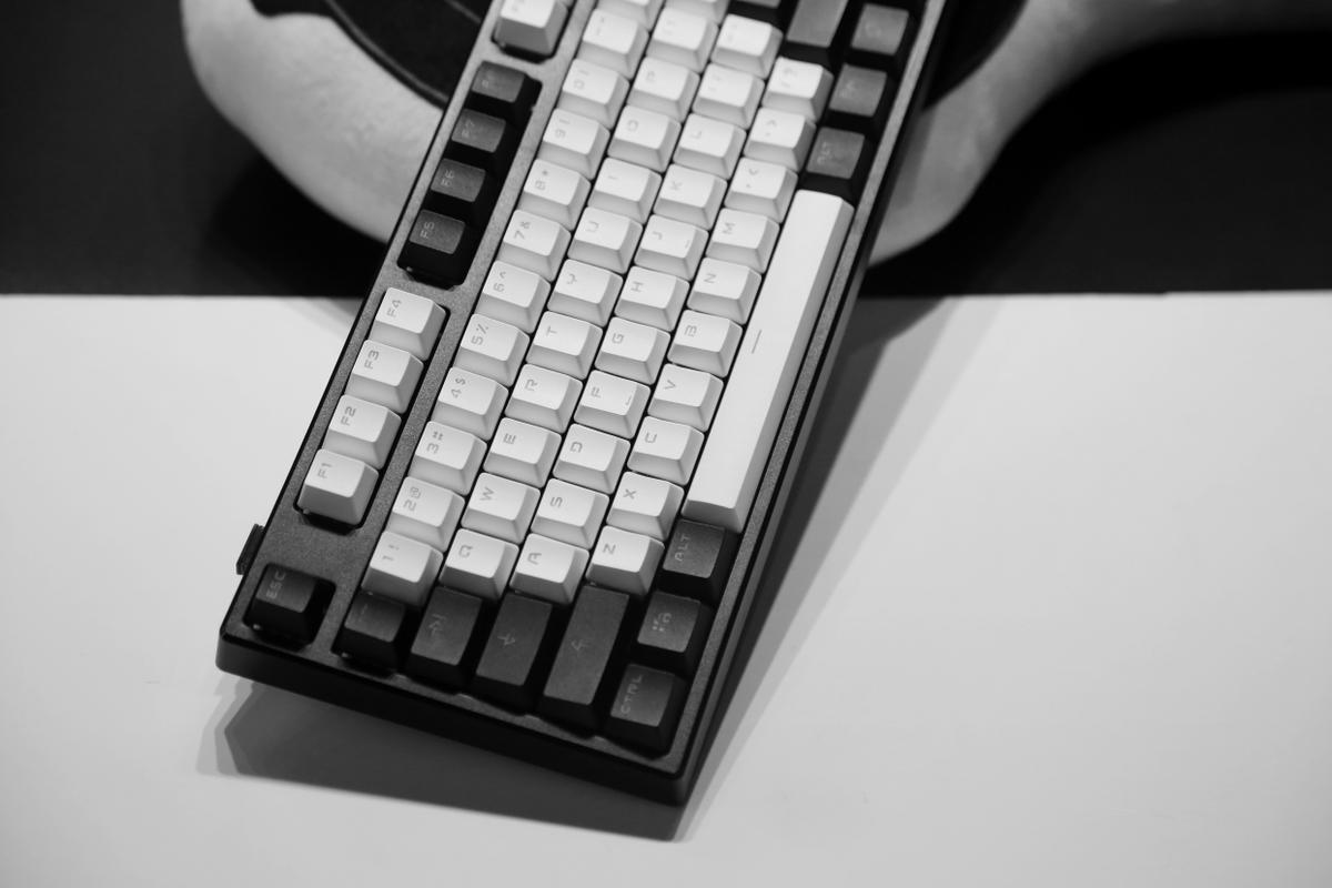 多彩KM13 DS无线双模机械键盘评测：紧凑设计+红轴手感，百元价位全能之选