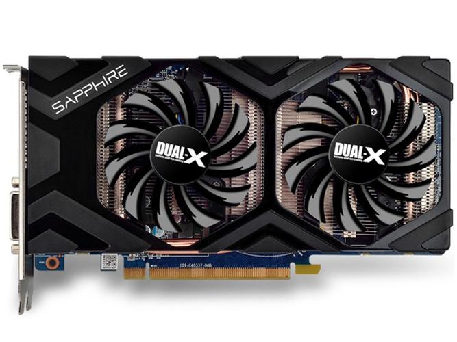 创作者在工作室使用电脑进行视频编辑