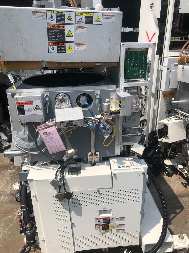 不同面值的货币与电子产品摆放在一起