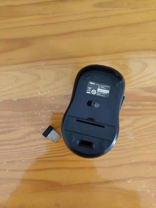 办公桌上鼠标和键盘使用场景