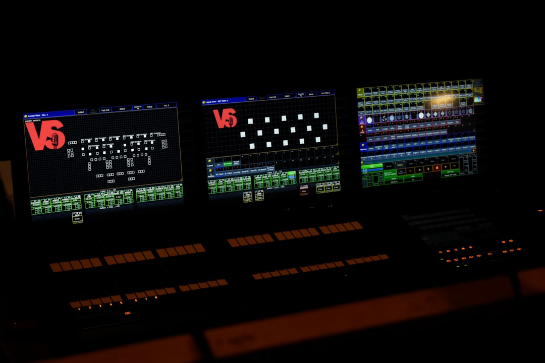 玩家在电竞比赛中使用游戏鼠标的场景