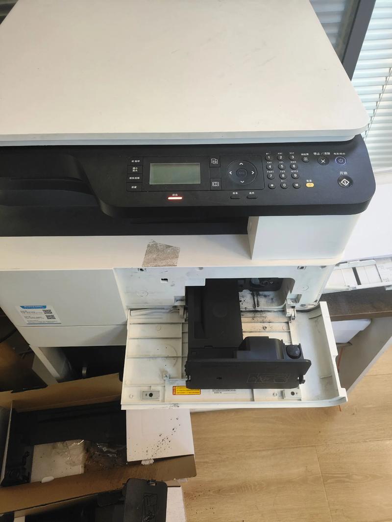 固态硬盘和主板插槽特写