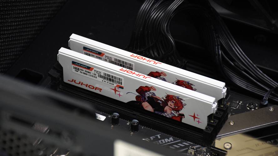 价格标签和硬件产品并排展示，象征性价比分析