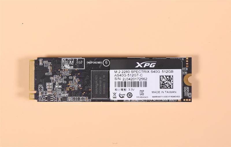 硬件工程师正在测试固态硬盘