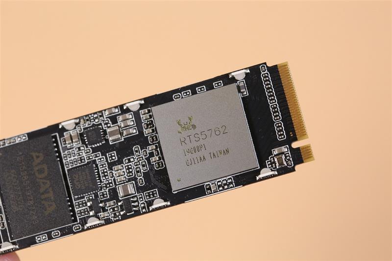 价格标签与硬盘放在一起，象征性价比分析