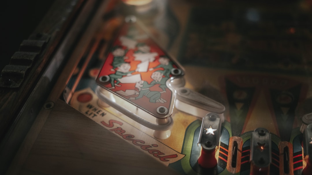 鼠标侧视图展示人体工学设计