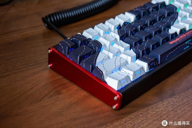 不同使用场景下的键盘特写，如游戏、办公、创作