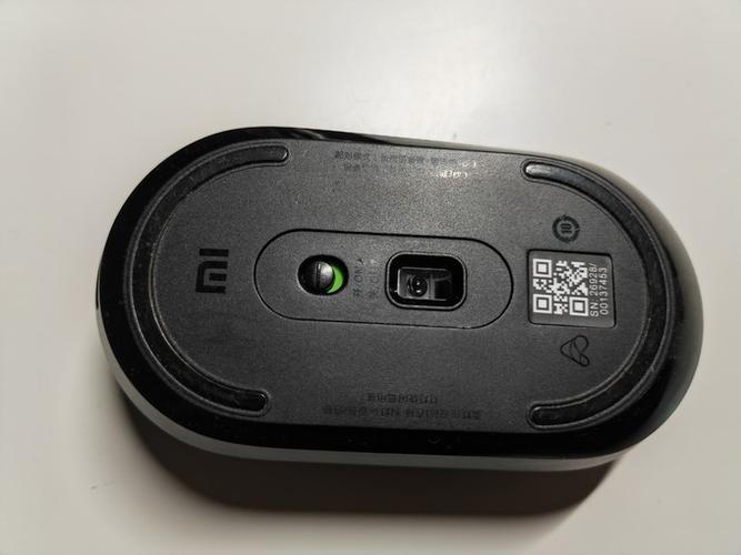 无线鼠标和接收器特写