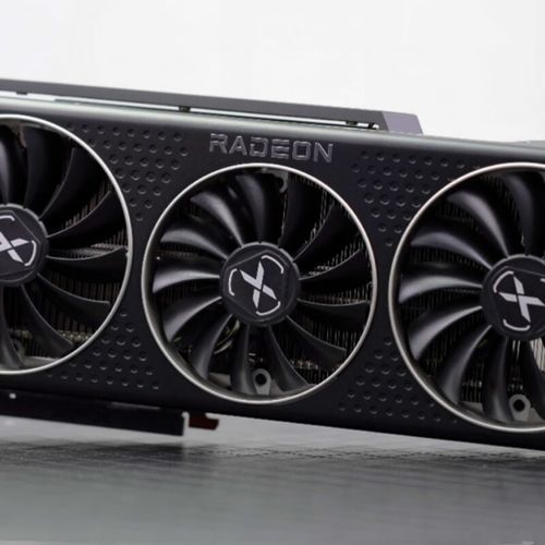 不同硬件组件排列，体现个性化装机选择